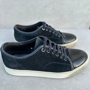 Lanvin skor - ett par riktigt fräsha lanvin skor i navy blue, strlk 42! skicket är 6/10! finns några skråmor på cap toen men ej så synligt!  dustbag medkommer vid köp! hör av er vid intresse!