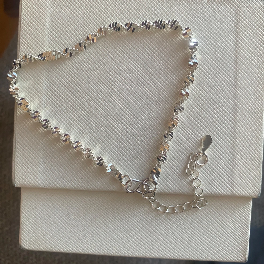 Tvinnat silverfärgad armband