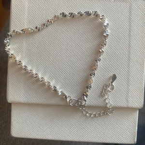 Tvinnat silverfärgad armband - Helt oanvänd  Köpt från en annan säljare!!