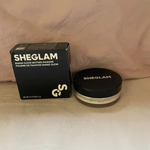 Sheglam Baked Glow Setting Powder - Säljer ett oanvänt Sheglam Baked Glow Setting Powder i nyansen Translucent. Inkluderar en appliceringspuff. Perfekt för att sätta sminket och ge en glödande finish. 🖤