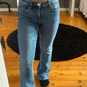 Blå jeans  - Snygga blå jeans med en klassisk design. Midwaist med justerbar midja.