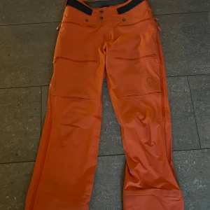 Norrøna skal skidbyxor - Skidbyxor från norrøna i bra skick. Slitage från pjäxor finns längst ner på byxbenet. Se bilder. Otroligt snötät och vattentät. NYPRIS: 4995kr (nu kostar den 5995kr) Så här skriver Norrøna: vår lättaste vattentäta skid- /snowboardbyxa som utvecklats för toppturåkning. 