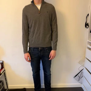 Morris half zip - Hej! Säljer nu denna Morris half zipen då den krypt i tvätten, storlek på denna är Xl och användes en gång sedan krypte den i tvätten så den passar S-m. Nypris på denna är 1799 och med tanke på krypnaden så kommer den säljas för ett betydligt billigare pris. Hör gärna av dig vid frågor!