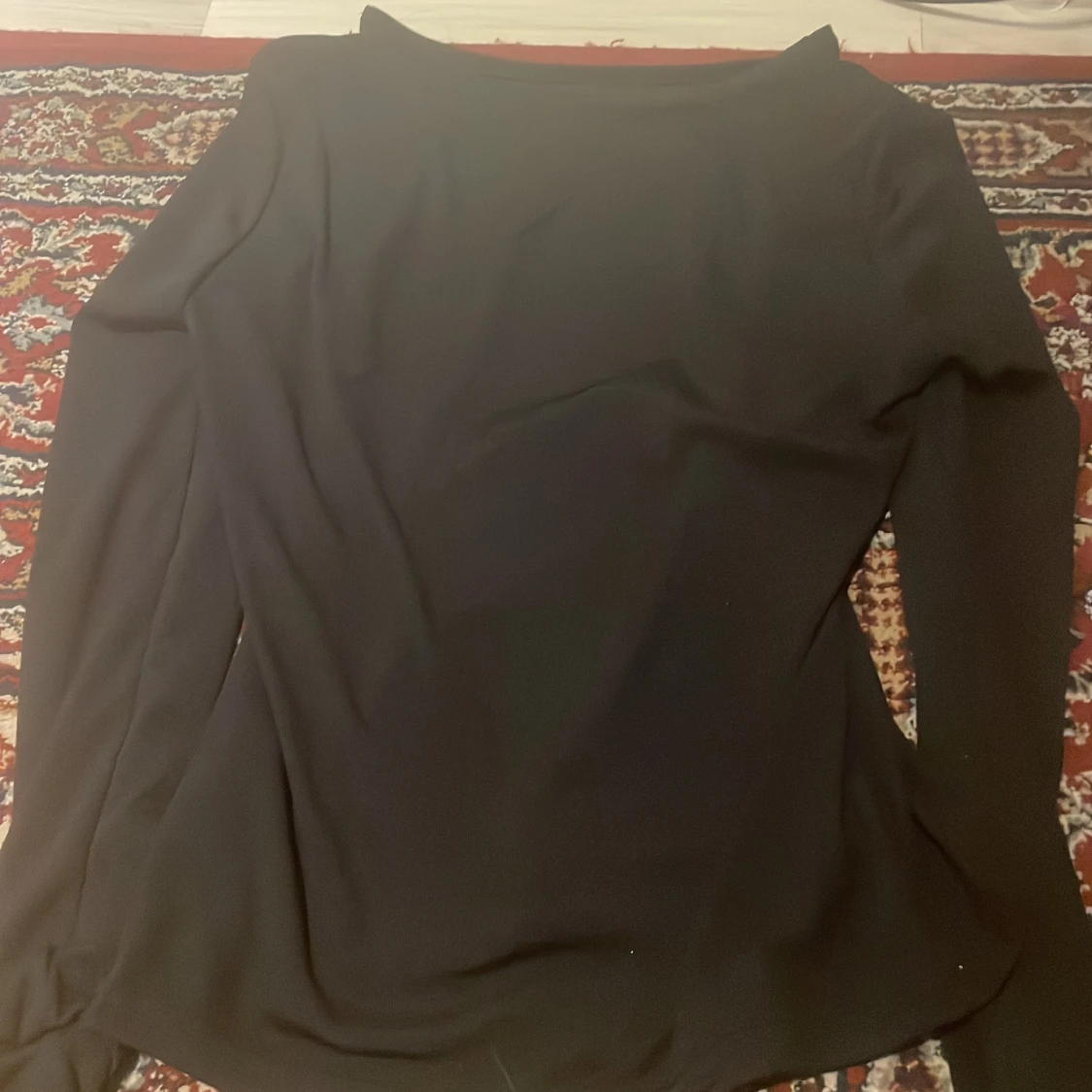 Svart långärmad topp med mönster - 90