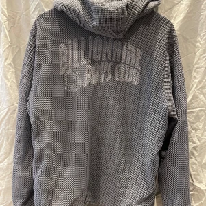 Billionaire Boys Club hoodie - Säljer en riktigt fet netted hoodie från Billionaire Boys Club med dragkedja och justerbar huva. Tröjan har bordersd logotyp på bröstet samt text på ryggen. 