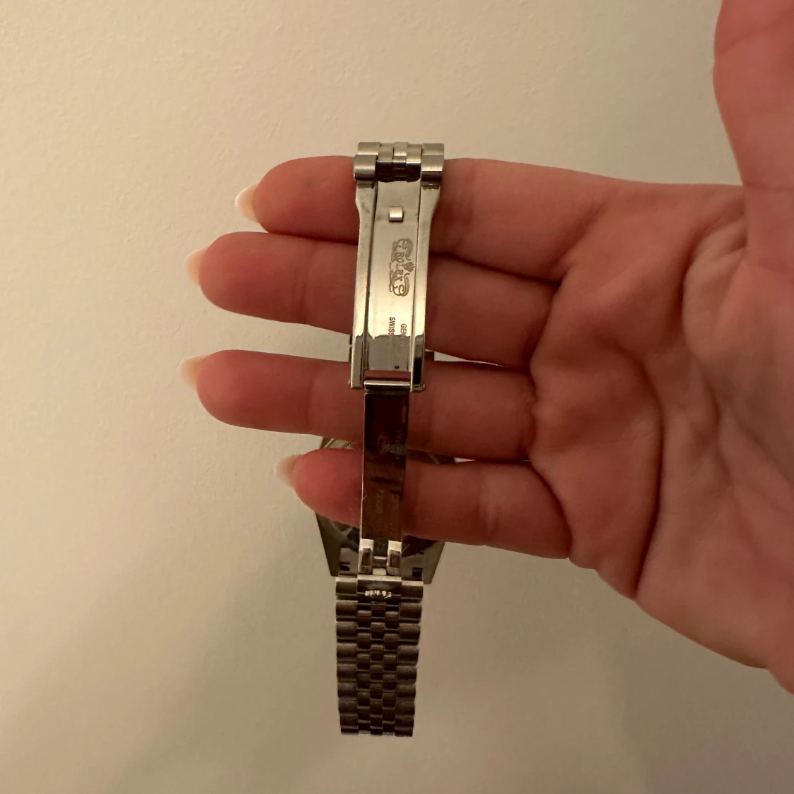 Silverfärgad klocka med länkarmband - 90