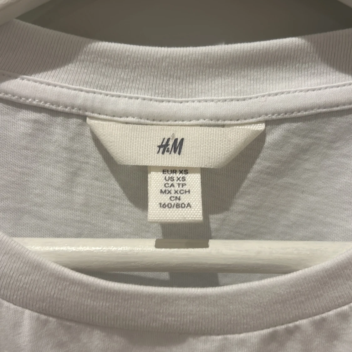 Vit blus med spetsdetaljer från H&M - 92