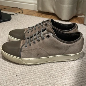 Grå sneakers från Lanvin - Storlek 46, låda från mythresa tillkommer