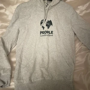 Hoodie - Mysig grå hoodie från H&M, får ingen användning utav den så hoppas någon annan gillar den lika mycket som jag gjorde!😍 