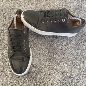 Lanvin elefant grey - Fräscha lanvins i eftertraktade färgen elefant grey | skick: 9/10, inga ytliga defekter men ett litet hål vid hälen ( invändigt) | uk 8= strl 43 | ingår dustbag | fraktas inom 12 h vid köp innan 20.00📦 |