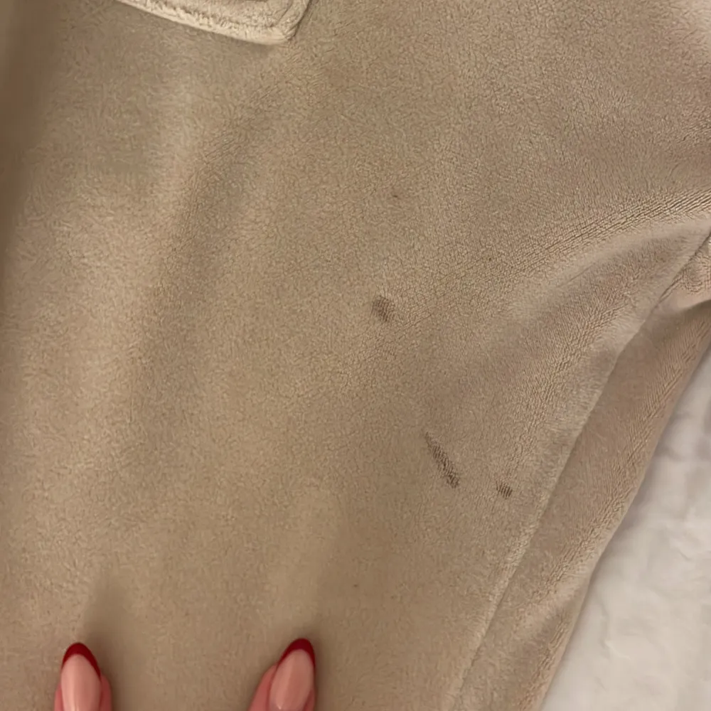 Säljer mina beiga juicy byxor då dem inte kommer till användning längre. Jag säljer dem billigt för dem är välanvända, se bild 3,4 och 5 för slitage!☺️. Farkut & Housut.
