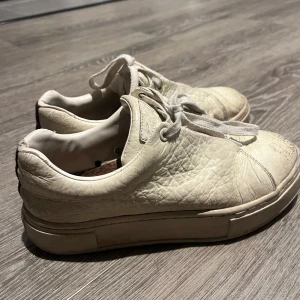 Vita eytys - Vita eytys. Använda mycket men säljer till ett reducerat pris om man vill fixa till dem själv. 