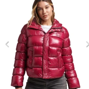 Superdry jacka - Säljer min supersnygga röda superdry jacka då jag har tröttnat lite på den❤️den är i superfint skick och använd under förra vintern. Sitter supersnyggt på och är varm❤️kan tänka mig sänka priset ganska mycket då jag vill få den sålt snabbt❤️ tveka inte att höra av dig vid frågor och funderingar🤗