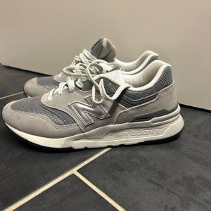 New Balance 997 - Säljer mina new balance 997 då dom inte kommer till användningen och har inte gjort mycket alls! De är jätte fina men de är även lite för små för mig! Skriv gärna vid frågor och funderingar!❤️