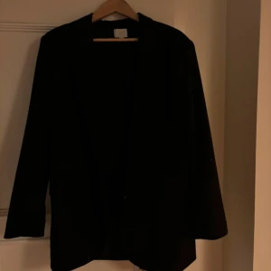 Oversized kavaj - Oversized kavaj i strl M från H&M. Fint skick. Säljer för 150 kr 