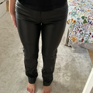Byxor i PU från gina tricot - Superfina byxor i pu från gina tricot med raka ben! Fint skick. 