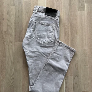 Replay anbass sand xlite  - Säljer nu dessa grymt sköna replay anbass xlite i trendiga färgen sand. Detta är replays tunnaste jeans vilket gör att dessa känns svala och luftiga. Extremt snygga både uppklätt och mer avslappnat. Använda enbart 1 gång!! Hojta vid fler frågor