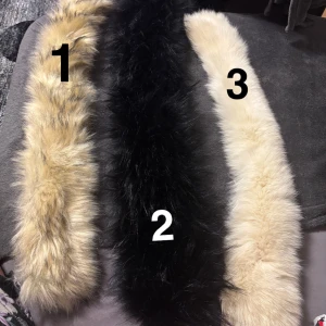 Tre fluffiga pälsar i olika färger för jack krage - Säljer tre supermjuka och fluffiga pälsar i olika färger. Perfekta för din vinterjacka päls 1 o 2 är fusk päls o säljer dem för 200kr styck och 3 är äkta päls o säljer för 500kr Välj mellan beige, svart och vit. 