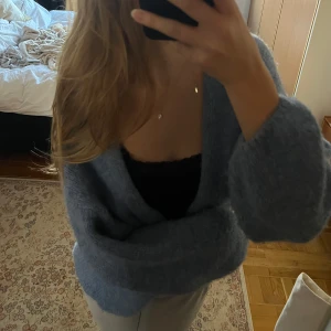 Blå stickad kofta  - Mysig blå stickad kofta från Lindex. ❄️Väldigt mjuk å härlig 🌸 Kontakta vid frågor 💌(koftan kan inte skickas förens efter nyår, köp därför inte direkt utan ge gärna prisförslag)💕 