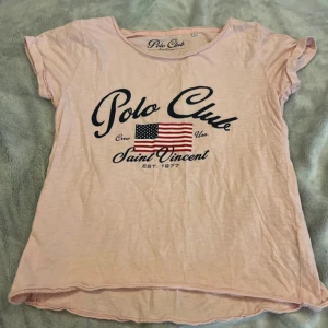 Polo T-shirt - Ljusrosa T-shirt med polo tryck, storlek M, i fint skick.