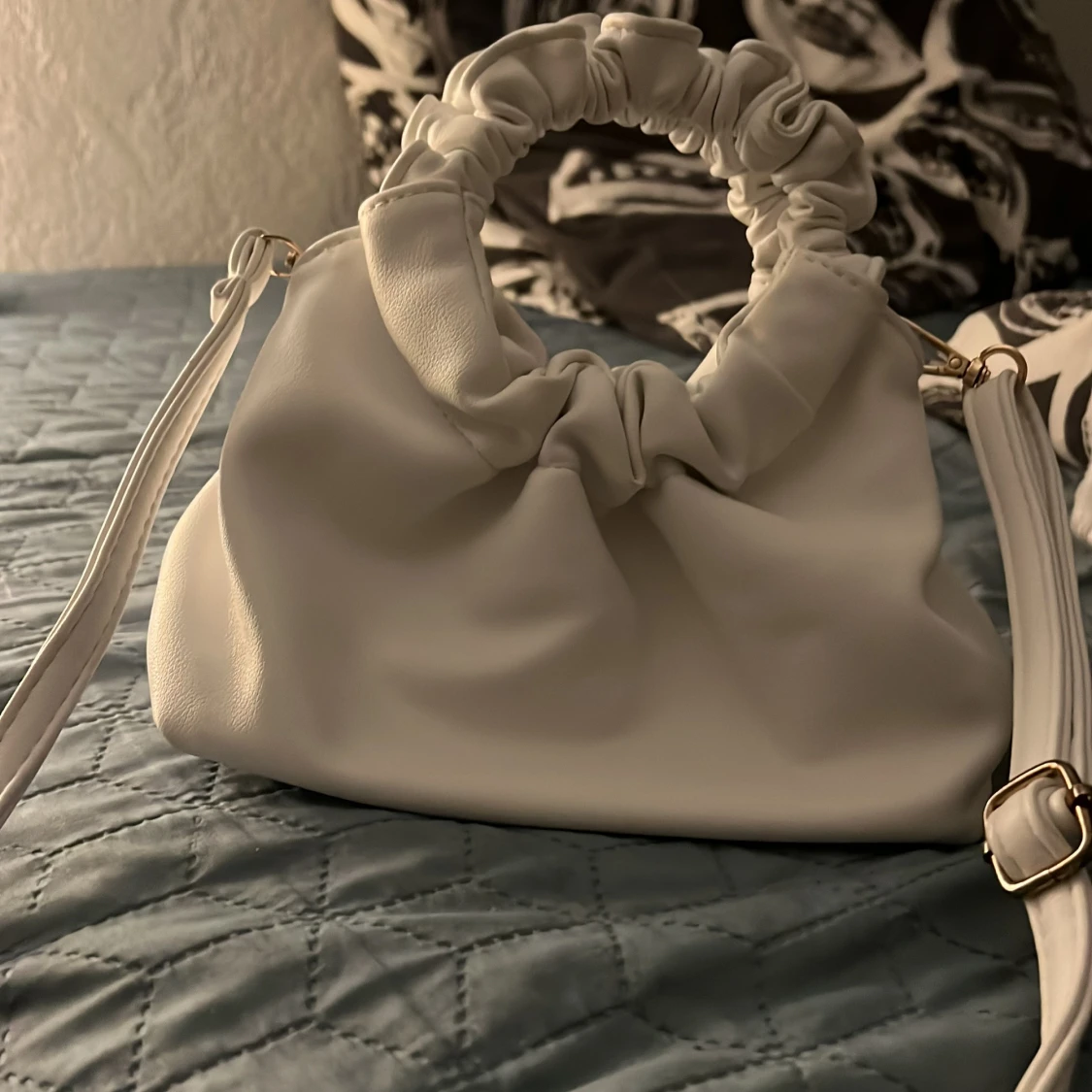 Vit axelväska med rynkad detalj