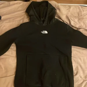 Svart hoodie från The North Face - Säljer min north face hoodie köpte den för 600 kr på rea tror den kostar 900 vanliga fall 