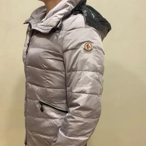 Moncler Jacka - Hej! Säljer nu min jacka från märket Moncler, storlek 1/S, bra skick modellen är 175cm och väger 70kg . Tveka inte på att höra av dig om du har frågor eller funderingar kring jackan!