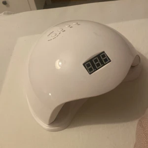 Uv lampa - Säljer en precis likadan uv lampa + sladd till, helt oanvänd, då jag råkade beställa två stycken.