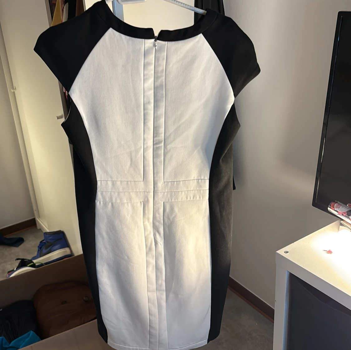 Svart och vit klänning från Zara Basic - 90