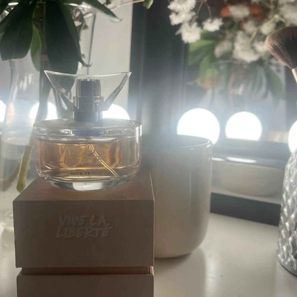 Säljer denna helt fantastiskt goda parfymen, gillar du blommiga och fruktiga dofter så är denna för dig💞. 50ml. Perfume.