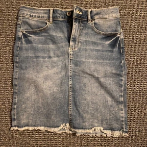 Jeanskjol från Pieces - Snygg jeanskjol från Pieces i klassisk blå denim. Kjolen har en rak passform med fransig nederkant och femficksdesign. Knappast använd💕💕