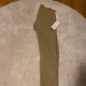 Dondup George  - Tjena, säljer ett oas sprillans nya dpndup George! Färgen är lite ljus beige. Dem är storlek 31 och sitter lite för litet på 190cm 72kg! Hör av er vid minsta lilla!