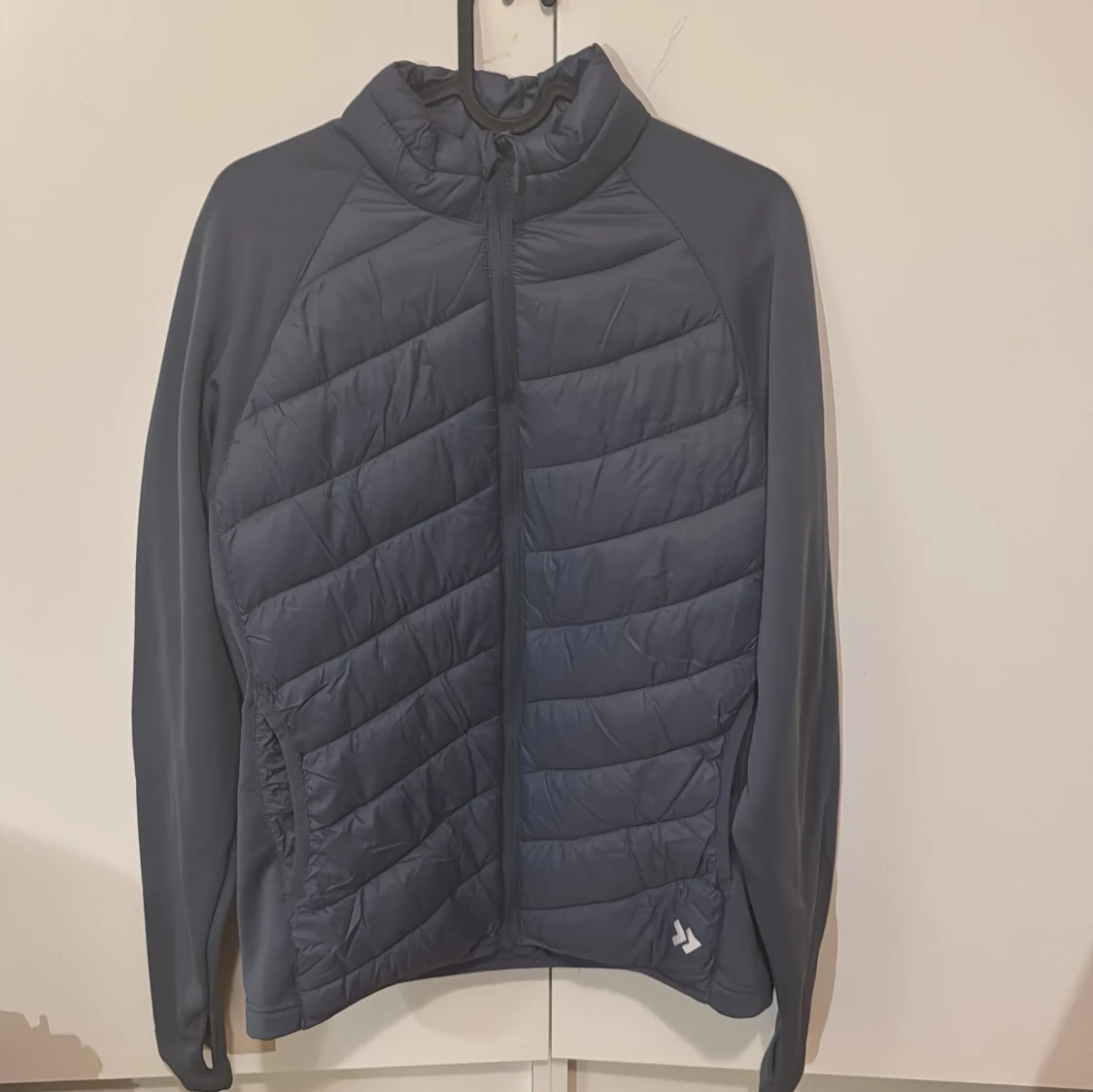 Mörkblå pufferjacka med dragkedja - 92