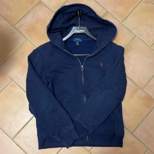 Ralph lauren hoodie - Säljer denna sjukt snygga ralph lauren hoodien i bra skick! Size L i barnstorlek vilket motsvarar storlek s i herr! Skick 9/10. Kan gå ner i pris vid snabb affär. Hör av dig vid minsta fundering 🤩