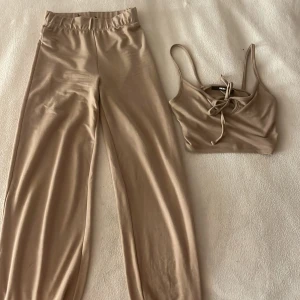 Beige mjukis sett — Bik Bok - Snygg beige croppad topp med knyt framtill + supersköna flaired mjukisbyxor. Perfekt för en stilren och avslappnad look.