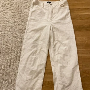 Vita manchesterbyxor - Snygga vita manchesterbyxor med hög midja och en avslappnad wide fit. 