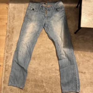 Burberry jeans - Coola burberry jeans i storlek 33 fint skick.