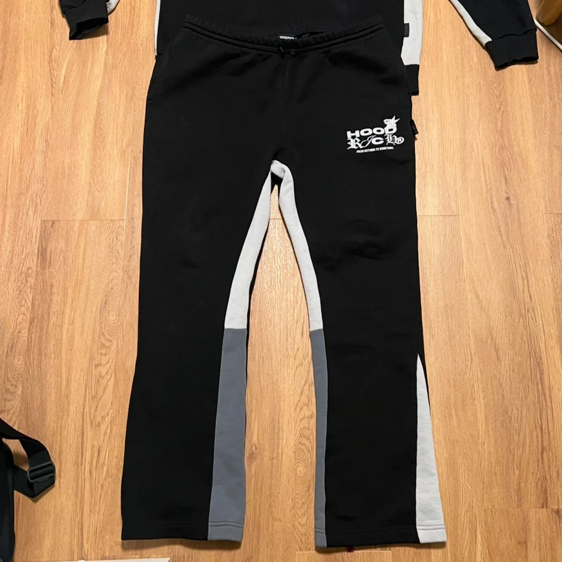 Svart och grå hoodie med byxor från Hoodrich - 90