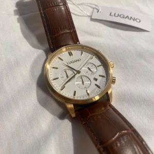 Lugando Klocka (Helt Ny) Nypris 3000 - Säljer denna klocka ifrån Lugando i ett helt nytt skick. Etiketten är kvar och allt plast, Väldigt fin och sitilig klocka, Nypris på denna är hela 2995kr som ni ser på sista bilden. Skicket är själklart nyskick, endast klockan medföljer, den saknar batteri kostar ungefär 200kr att lämna in och ca 50kr om man vill byta själv därför priset. Har du någon fråga eller vill ha fler bilder är det bara att höra av sig!
