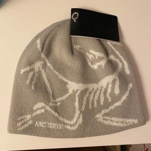 Arc'teryx mössa - Snygg grå/beige Arc'teryx mössa, helt ny.