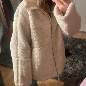 Beige teddyjacka med dragkedja - Mysig beige teddyjacka med dragkedja med dragkedja framtill, från hm