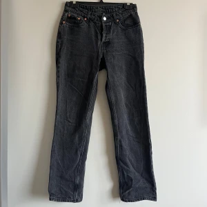 Svarta jeans från Weekday - Samma som de andra jeans jag säljer💕så fin modell, raka ben med mid rise midja