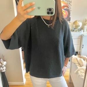 Blå tröja - Blå/grön loose tröja med trekvartsärm. Färgen ser annorlunda beroende på ljus