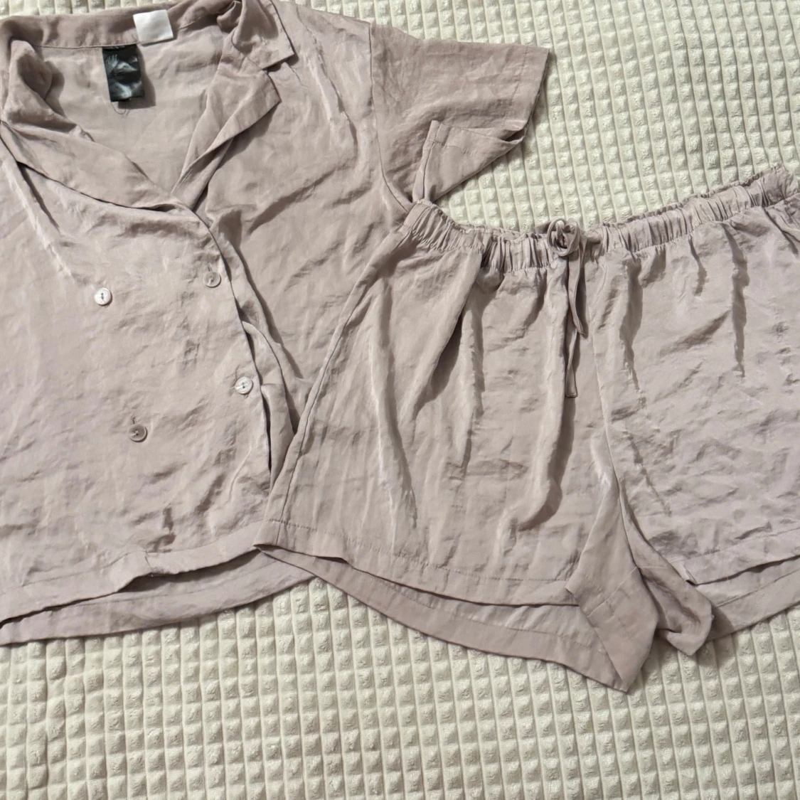 Två siden pyjamas i smutsrosa