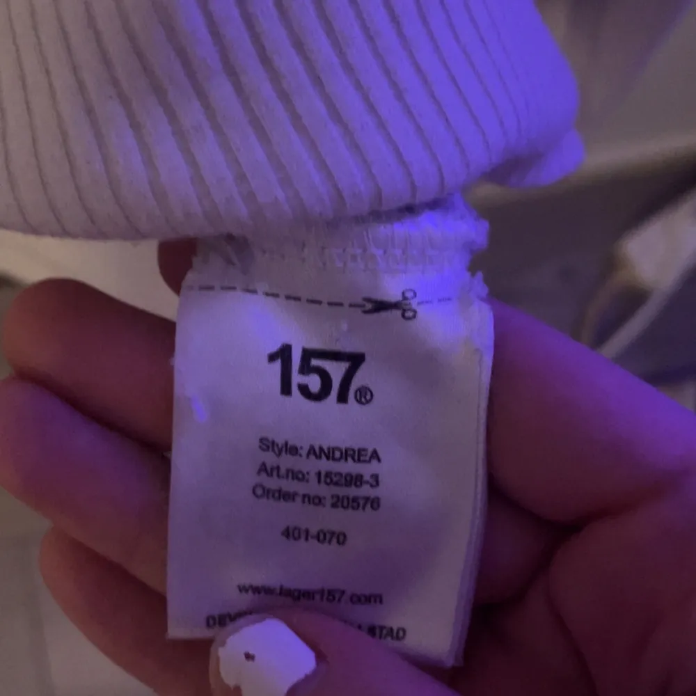En långarmad tröja som är vit från lager 157. Den är tvättad ett par gånger så den har tappat sin vita färg lite.Vet ej direkta storleken men är väldigt säker på att den är i S. Vill man se på får man gärna skriva !! Står ej för frakten. ☺️❤️. Yläosat.