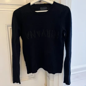 Svart långärmad tröja från Zadig & Voltaire - Snygg svart långärmad tröja från Zadig & Voltaire med text. 100% cashmere.