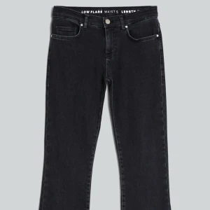 Lågmidjade jeans - Fina helsvarta lågmidjade bootcut/flare jeans från bikbok. Modellen heter low flare men sitter som bootcut. Storlek XS i midjan och 33 i längden. Skriv privat för mått. Jeansen har inga defekter och nypris 699 kr, jag säljer för 300🩷