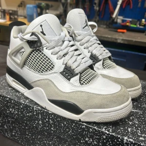 Nike Air Jordans 4 - Bra skick.  Lite smuts på snörerna men går säkert att få bort 