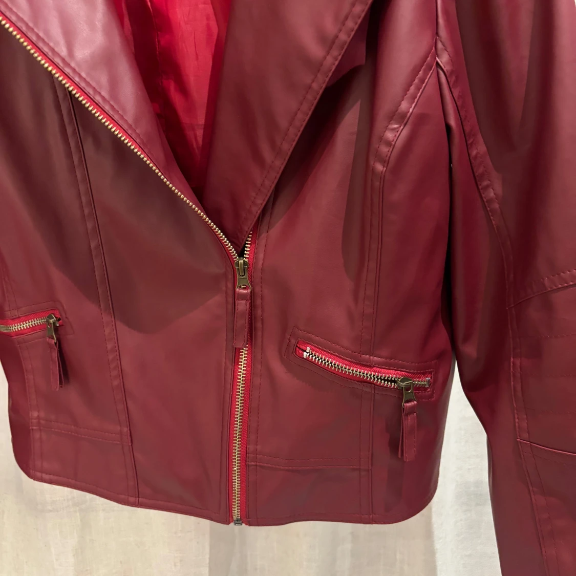 Vinröd skinnjacka med dragkedja - 90