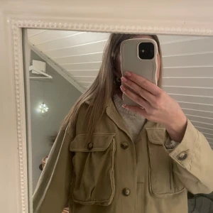 Beige jeansjacka  - En beige jeansjacka från Gina Tricot. Jackan har stora rymliga fickor och fina fina knappar😋 Har inte använt mycket så är i bra skick✨